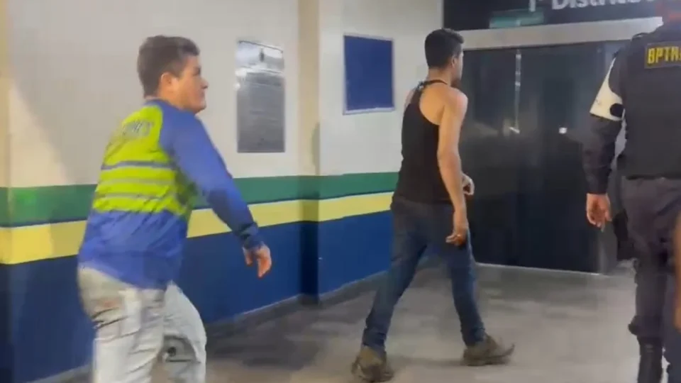 Motorista com suspeita de embriaguez causa acidente, tenta fugir e quase é linchado na Av. das Torres