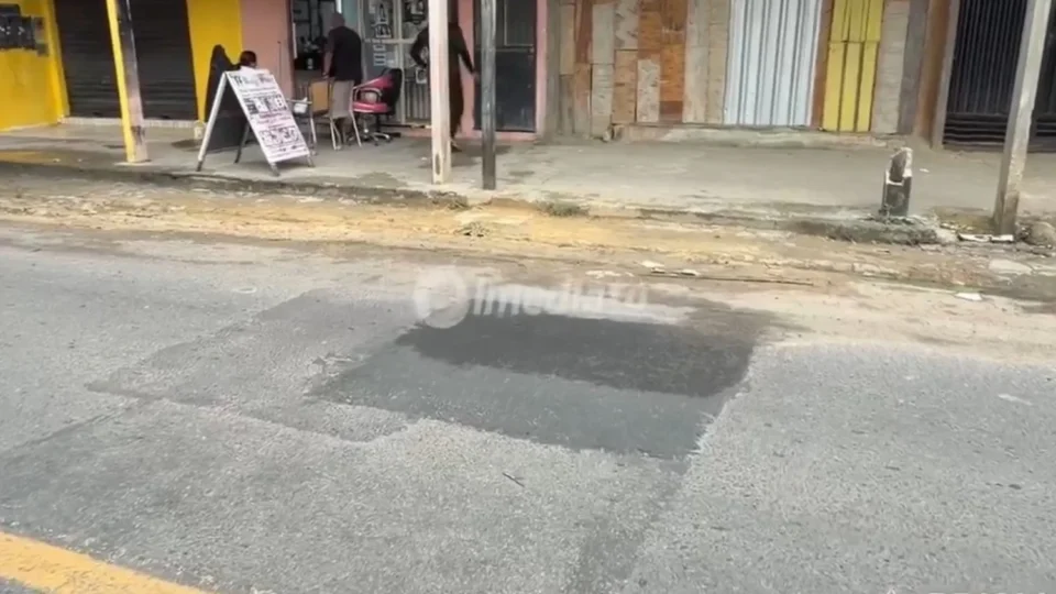 Buraco assassino é fechado no bairro Gilberto Mestrinho após denúncias e série de acidentes