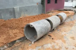 ‘Tava pra cair tudo’: Após denúncia, obra é iniciada para conter cratera que ameaçava casas no bairro Jorge Teixeira