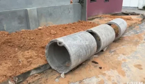 ‘Tava pra cair tudo’: Após denúncia, obra é iniciada para conter cratera que ameaçava casas no bairro Jorge Teixeira