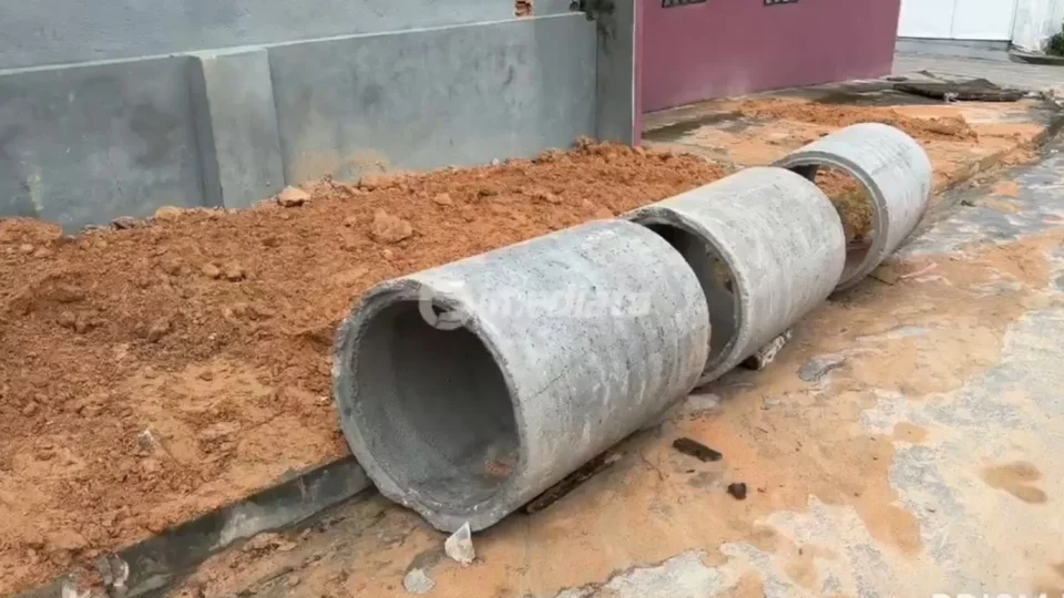 ‘Tava pra cair tudo’: Após denúncia, obra é iniciada para conter cratera que ameaçava casas no bairro Jorge Teixeira