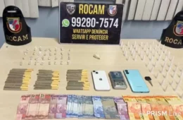 Dupla em moto é presa com ‘cigarrinhos’ prontos e pinos de cocaína enquanto fazia entregas