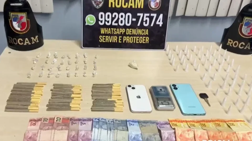 Dupla em moto é presa com ‘cigarrinhos’ prontos e pinos de cocaína enquanto fazia entregas