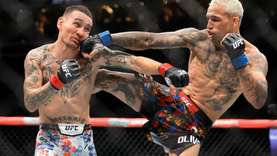 Vídeo: Charles ‘Do Bronx’ Oliveira vence Max Holloway e volta a ser campeão no UFC 326