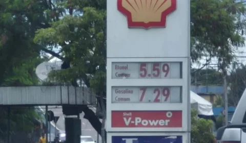 Gasolina dispara em março de 2026: alta do petróleo e impostos impulsionam preços e encarecem cesta básica no Brasil