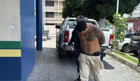 Vídeo: Bandido é preso com diversas trouxinhas de droga e fazia delivery no Centro de Manaus