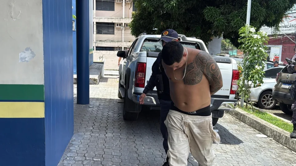 Vídeo: Bandido é preso com diversas trouxinhas de droga e fazia delivery no Centro de Manaus