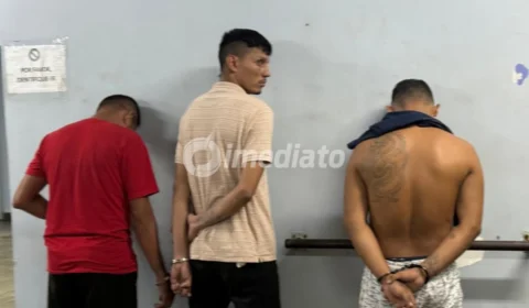 PM prende três suspeitos por tráfico e apreende drogas e material de embalo no bairro Flores