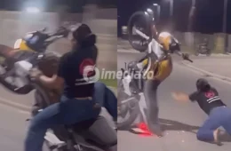VÍDEO: Mulher cai de rosto no asfalto após perder o controle ao tentar dar ‘grau’ em motocicleta
