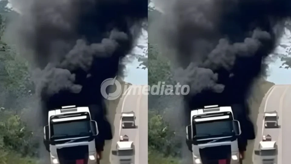 Caminhão-tanque com 50 mil litros de combustível pega fogo na BR-174 próximo a Presidente Figueiredo