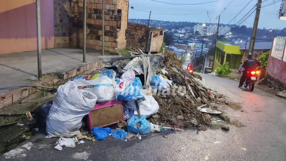 Moradores denunciam lixeira viciada e cobram providências na Rua Rio Manacapuru, no bairro Nova Conquista