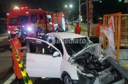 Motorista fica preso às ferragens após colidir em plataforma na Avenida Constantino Nery, em Manaus