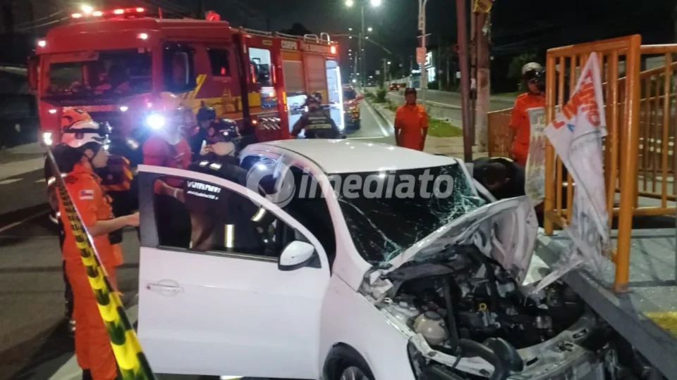 Motorista fica preso às ferragens após colidir em plataforma na Avenida Constantino Nery, em Manaus