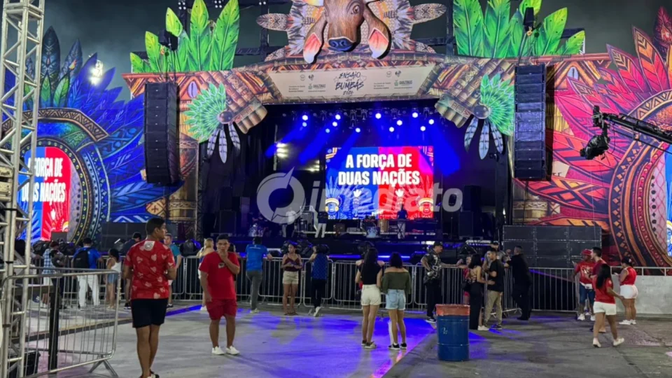 Ensaios dos Bumbás começam em Manaus com grande público e clima de disputa entre Boi Garantido e Boi Caprichoso