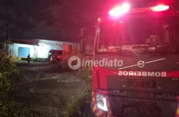 Princípio de incêndio assusta moradores e mobiliza Corpo de Bombeiros em galpão no bairro Flores, em Manaus