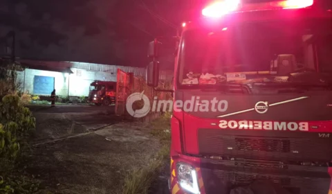 Princípio de incêndio assusta moradores e mobiliza Corpo de Bombeiros em galpão no bairro Flores, em Manaus