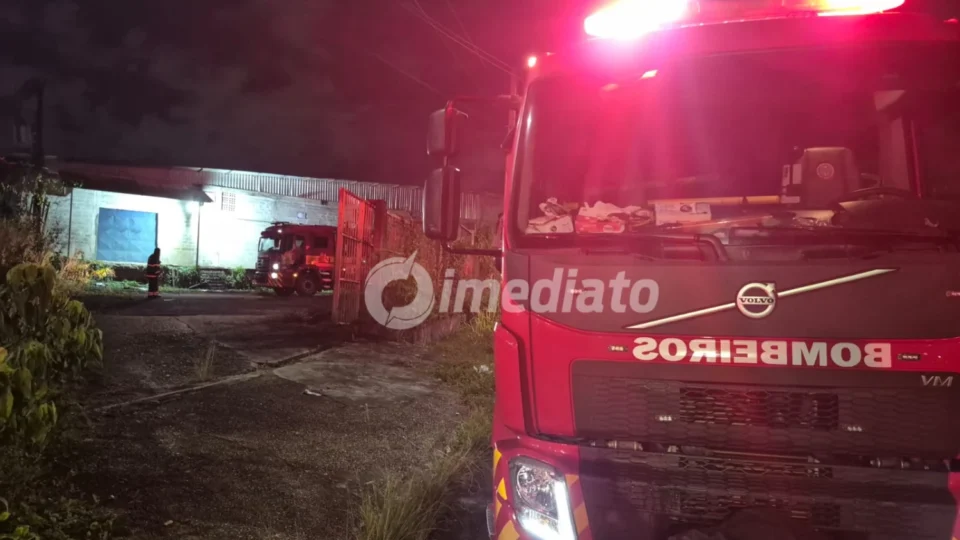 Princípio de incêndio assusta moradores e mobiliza Corpo de Bombeiros em galpão no bairro Flores, em Manaus