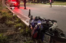 Jovem de 19 anos morre após tentar ultrapassar veículos e colidir contra poste no Distrito Industrial, em Manaus