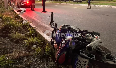 Jovem de 19 anos morre após tentar ultrapassar veículos e colidir contra poste no Distrito Industrial, em Manaus
