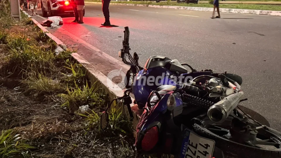 Jovem de 19 anos morre após tentar ultrapassar veículos e colidir contra poste no Distrito Industrial, em Manaus