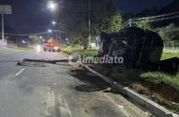 Carro capota após colidir com poste e deixa Avenida do Turismo parcialmente interditada em Manaus
