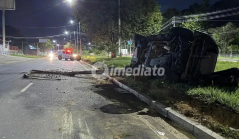 Carro capota após colidir com poste e deixa Avenida do Turismo parcialmente interditada em Manaus
