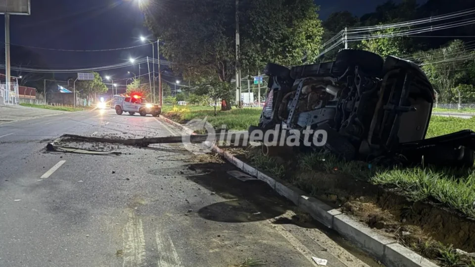 Carro capota após colidir com poste e deixa Avenida do Turismo parcialmente interditada em Manaus
