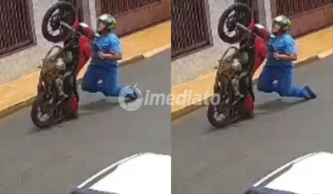 VÍDEO: Motociclista fica ferido ao cair de barriga e sair rolando após perder controle da moto enquanto empinava o veículo