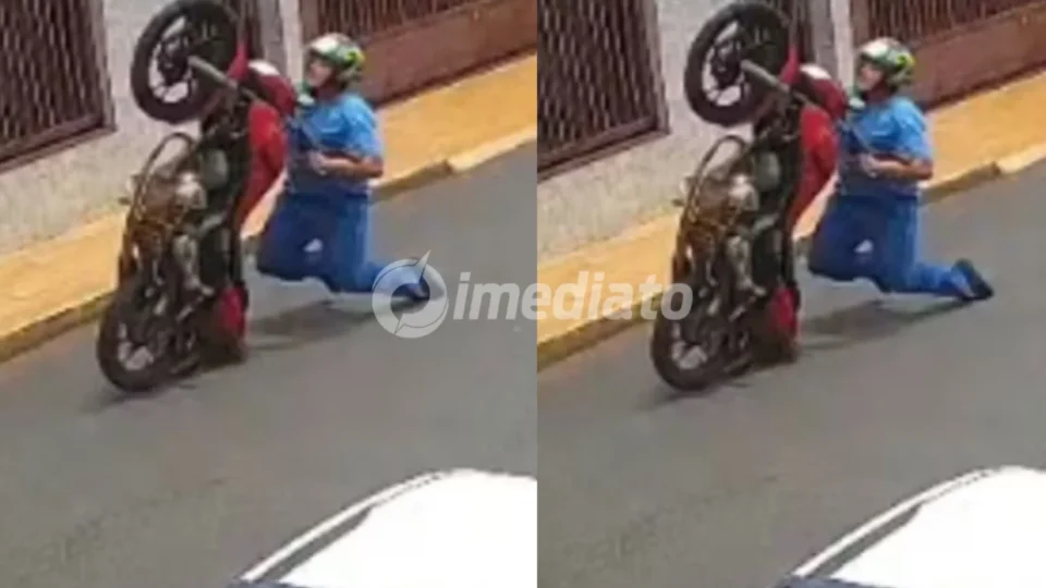VÍDEO: Motociclista fica ferido ao cair de barriga e sair rolando após perder controle da moto enquanto empinava o veículo