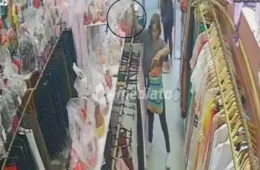 VÍDEO: Duas mulheres são flagradas furtando loja de roupas no bairro Jorge Teixeira, em Manaus