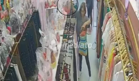VÍDEO: Duas mulheres são flagradas furtando loja de roupas no bairro Jorge Teixeira, em Manaus