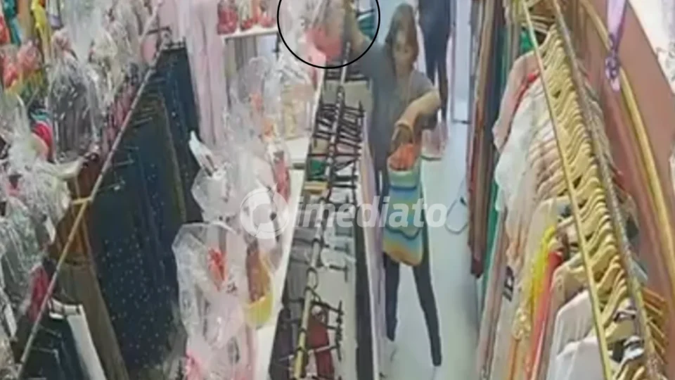 VÍDEO: Duas mulheres são flagradas furtando loja de roupas no bairro Jorge Teixeira, em Manaus