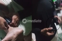VÍDEO: Homem é filmado violando tornozeleira eletrônica com ferramenta enquanto amigos debocham da ação