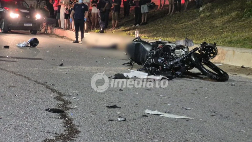 Motociclista morre após colisão com carreta e criança fica em estado grave na AM-010