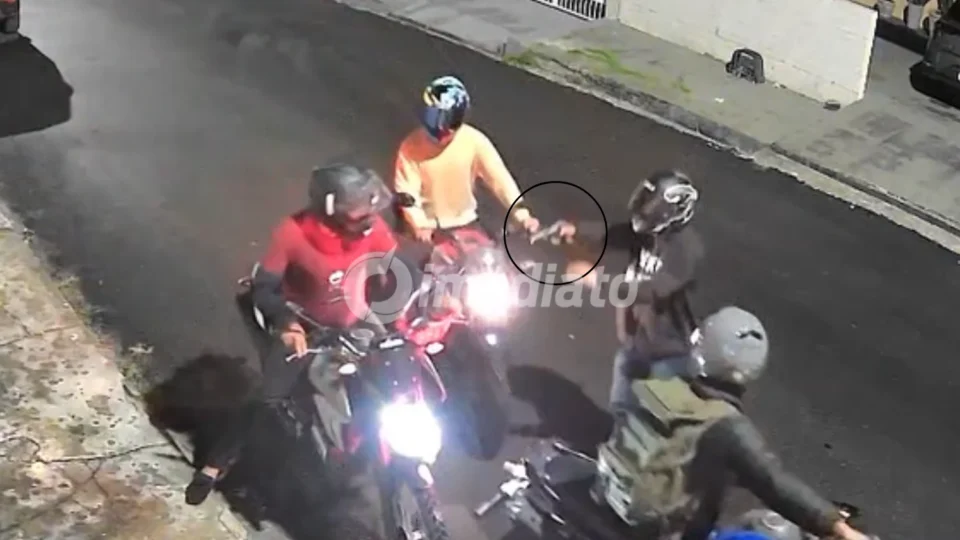 VÍDEO: Motociclista tem moto roubada durante assalto à mão armada no bairro Cidade Nova, em Manaus