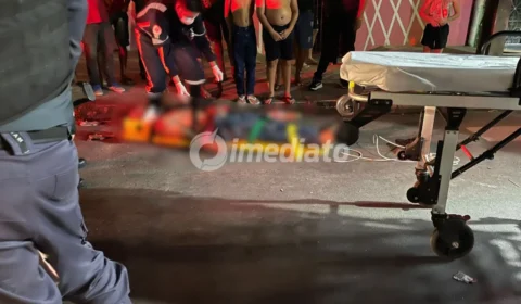 Homem é agredido por populares após cometer suposto assalto no bairro Jorge Teixeira, em Manaus