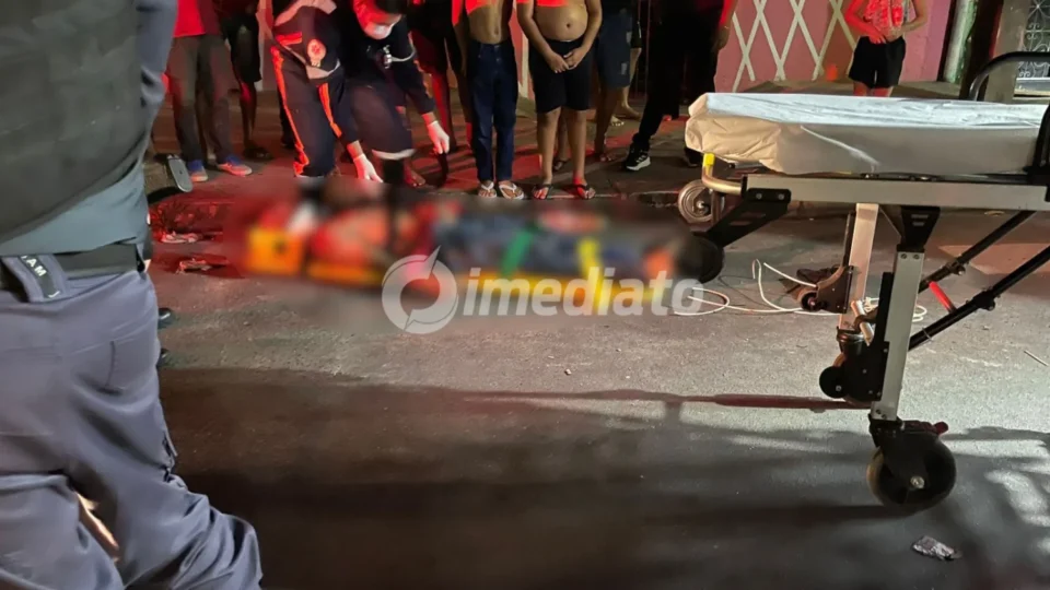 Homem é agredido por populares após cometer suposto assalto no bairro Jorge Teixeira, em Manaus