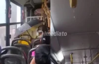 VÍDEO: Temporal em Manaus provoca alagamentos dentro de ônibus e expõe precariedade do transporte público