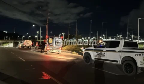 Mulher morre após perder o controle da moto em curva e filha fica ferida na Avenida Torquato Tapajós, em Manaus