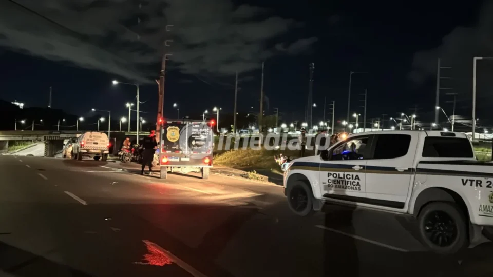 Mulher morre após perder o controle da moto em curva e filha fica ferida na Avenida Torquato Tapajós, em Manaus