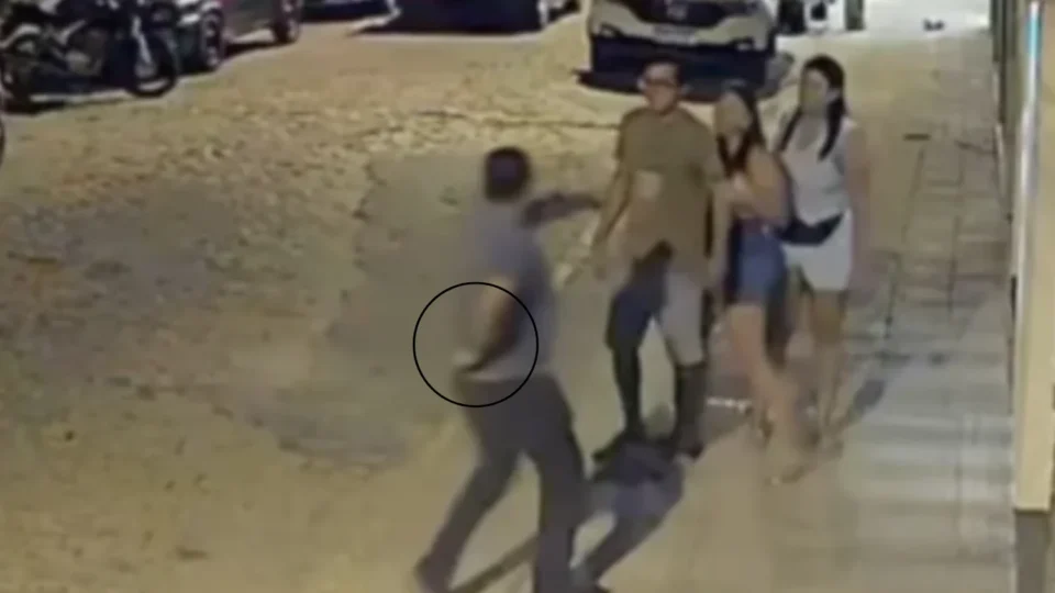 VÍDEO: Homem tenta assaltar vítimas com ‘arma de dedo’ e acaba sendo agredido pelas vítimas