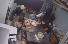VÍDEO: Assaltantes armados invadem lanchonete delivery e rendem funcionários no bairro Zumbi, em Manaus