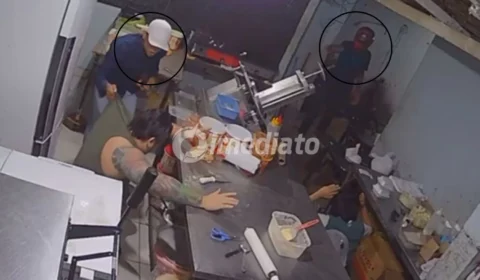 VÍDEO: Assaltantes armados invadem lanchonete delivery e rendem funcionários no bairro Zumbi, em Manaus