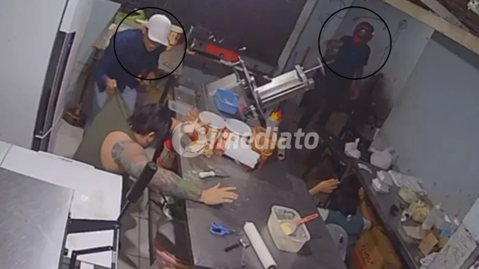 VÍDEO: Assaltantes armados invadem lanchonete delivery e rendem funcionários no bairro Zumbi, em Manaus