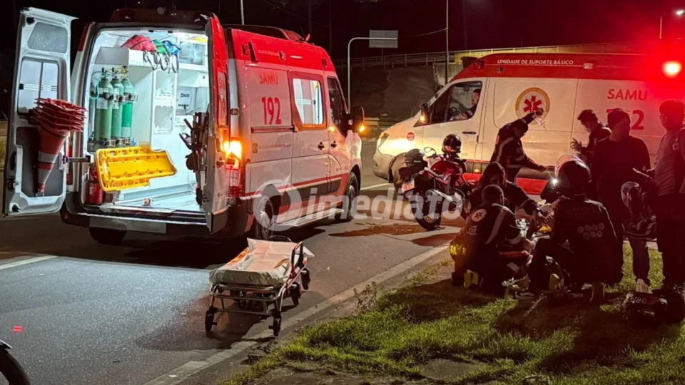 Motociclista passa mal, perde controle da moto e fica ferido na Avenida Torquato Tapajós, em Manaus