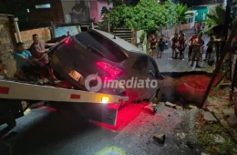 Carro cai em cratera e mobiliza moradores para resgate no bairro Tarumã, em Manaus