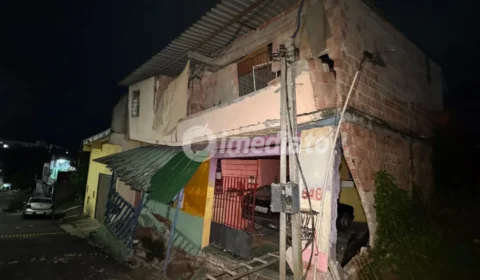 Casa desmorona após problema em rede de esgoto e idoso denuncia falta de resposta de autoridades em Manaus