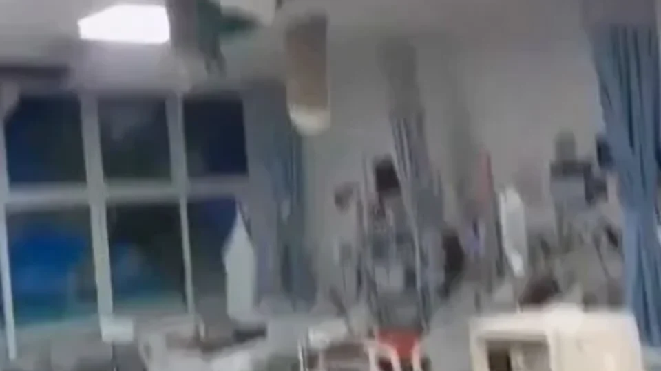 VÍDEO: paciente cai após forro ceder em hospital de Duque de Caxias, no RJ