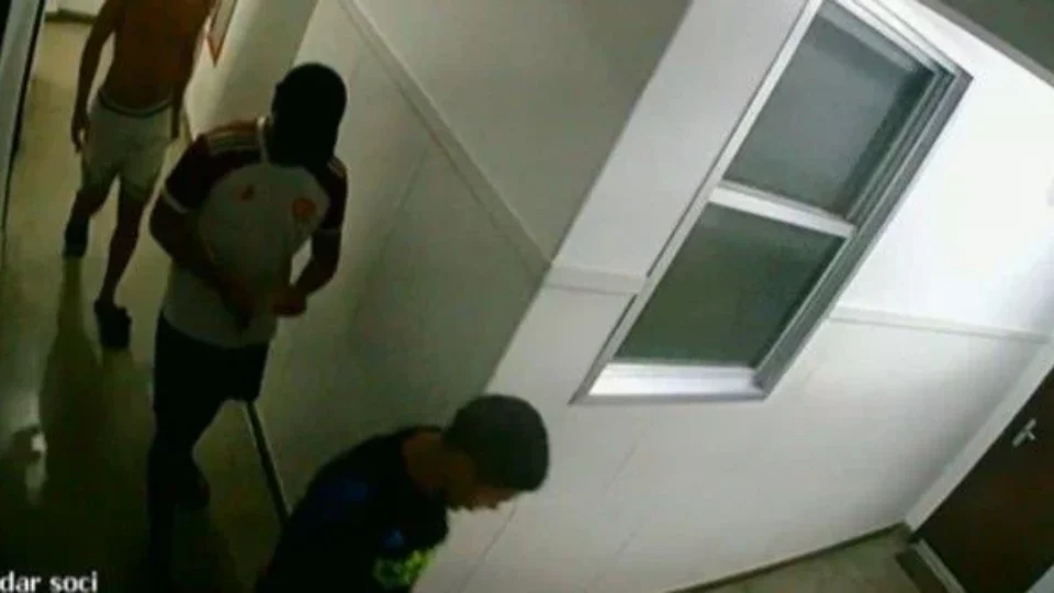 Adolescente é atraída para emboscada e sofre estupro coletivo; um dos acusados é o próprio namorado