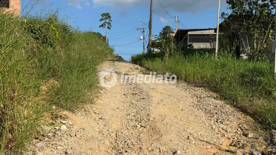 Moradores denunciam risco após escavações em terreno no Santa Etelvina, em Manaus